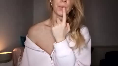 Snapshot of sexualangel chatting on 02-12-26, 07:25 Verona online show from 02-12-26, 07:25