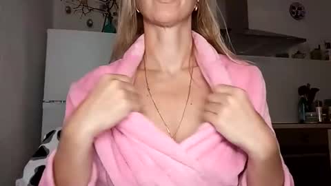 Snapshot of sexualangel chatting on 05-10-26, 02:17 Verona online show from 05-10-26, 02:17