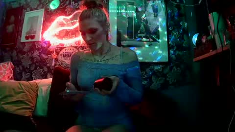 Snapshot of sexxileeah42o chatting on 10-28-25, 08:18 Leeah CloudZzz online show from 10-28-25, 08:18