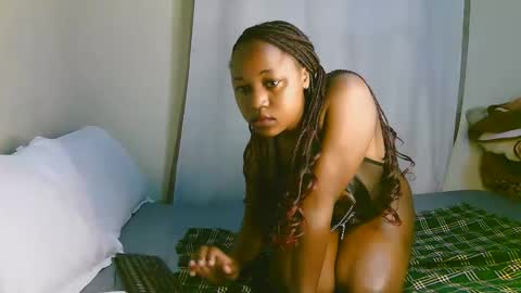 Snapshot of sexy_ariana_2 chatting on 10-27-25, 01:26 Ariana online show from 10-27-25, 01:26