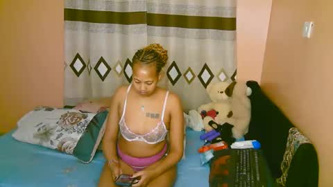 Snapshot of sexy_bluegirl chatting on 10-27-25, 12:15 sexy_bluegirl online show from 10-27-25, 12:15