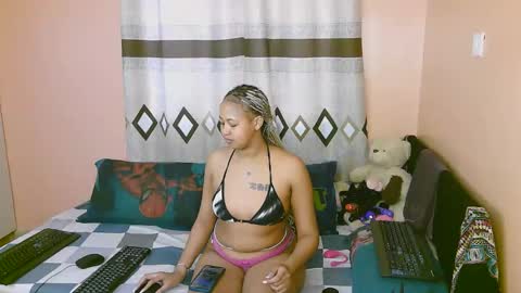 Snapshot of sexy_bluegirl chatting on 12-15-25, 12:20 sexy_bluegirl online show from 12-15-25, 12:20