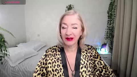 Snapshot of sexy_cat00 chatting on 12-14-25, 02:44 Irena online show from 12-14-25, 02:44