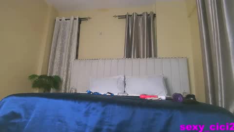 Snapshot of sexy_cici2 chatting on 01-19-26, 02:15 foxxy sweets online show from 01-19-26, 02:15