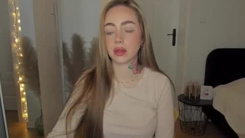 Snapshot of sexy_coralie chatting on 01-19-26, 07:45 C o r a l i e online show from 01-19-26, 07:45