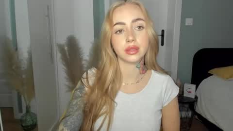 C o r a l i e online show from 04-10-26, 07:24