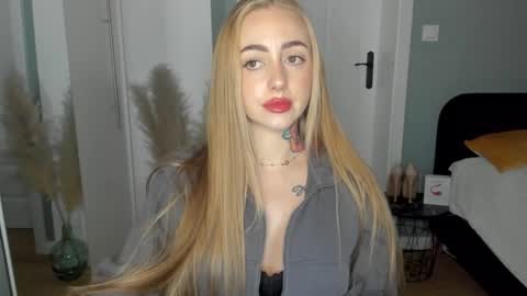 C o r a l i e online show from 04-13-26, 01:38