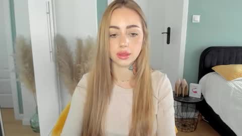 C o r a l i e online show from 04-23-26, 12:29