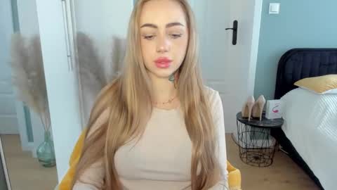 C o r a l i e online show from 04-27-26, 06:33