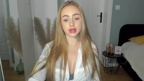 C o r a l i e online show from 04-29-26, 01:26