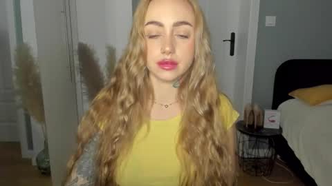 C o r a l i e online show from 04-30-26, 06:42