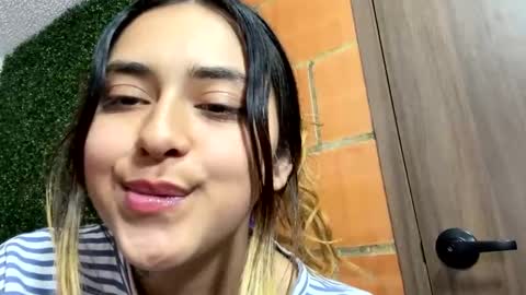 Snapshot of sexy_foxx_ chatting on 02-10-25, 04:47 Antonella online show from 02-10-25, 04:47