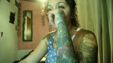 Snapshot of sexy_lolas chatting on 06-11-26, 01:05 sexy lolas online show from 06-11-26, 01:05