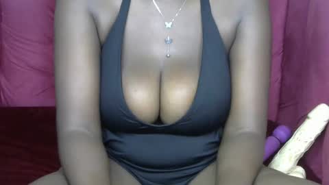 Snapshot of sexy_luna_22 chatting on 10-25-25, 09:28 Luna online show from 10-25-25, 09:28