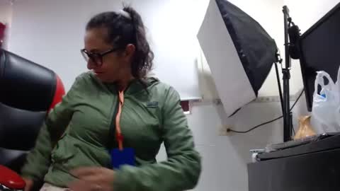 Snapshot of sexy_mature_hot01 chatting on 09-22-25, 12:51 MARIPOSA online show from 09-22-25, 12:51