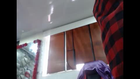 Snapshot of sexy_mature_hot01 chatting on 09-25-25, 06:00 MARIPOSA online show from 09-25-25, 06:00