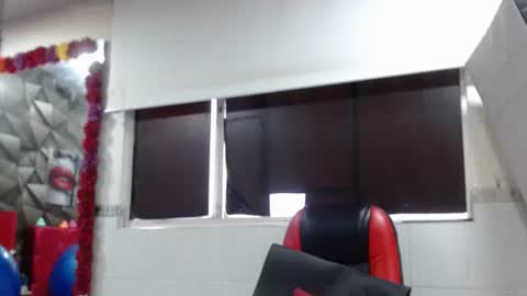 Snapshot of sexy_mature_hot01 chatting on 11-12-25, 12:38 MARIPOSA online show from 11-12-25, 12:38