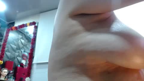 Snapshot of sexy_mature_hot01 chatting on 11-13-25, 12:42 MARIPOSA online show from 11-13-25, 12:42