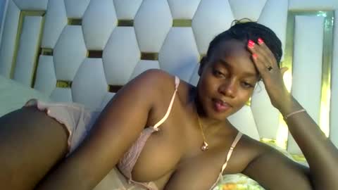 Snapshot of sexy_siera chatting on 02-24-25, 06:38 laura online show from 02-24-25, 06:38