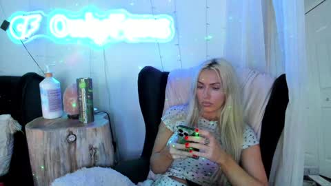 Snapshot of sexyashley_21 chatting on 02-08-25, 02:15 Ashley Teal online show from 02-08-25, 02:15