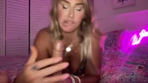 Snapshot of sexygoodvibebabe69 chatting on 09-21-25, 05:31 Ashley Love online show from 09-21-25, 05:31