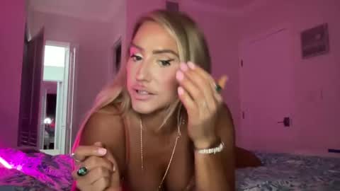 Snapshot of sexygoodvibebabe69 chatting on 09-30-25, 09:36 Ashley Love online show from 09-30-25, 09:36