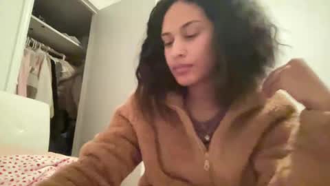 Snapshot of sexyjenny999 chatting on 12-16-24, 01:10 Jenny online show from 12-16-24, 01:10