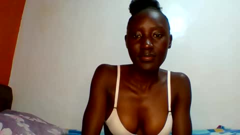 Snapshot of sexylucia5 chatting on 05-06-26, 11:43 sexylucia5 online show from 05-06-26, 11:43