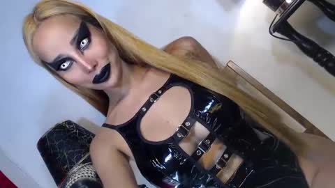 Queen Sofia online show from 03-12-25, 01:47