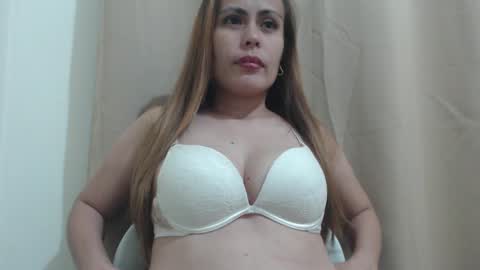 Snapshot of sexymye chatting on 01-18-25, 10:17 sexymye online show from 01-18-25, 10:17