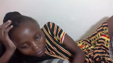 Snapshot of sexyneedle22 chatting on 10-31-25, 06:47 VIVIAN online show from 10-31-25, 06:47