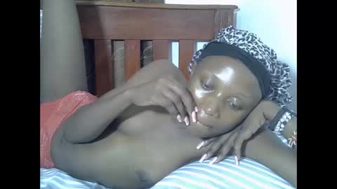 Snapshot of sexypetite4 chatting on 05-12-26, 07:27 SHARON online show from 05-12-26, 07:27