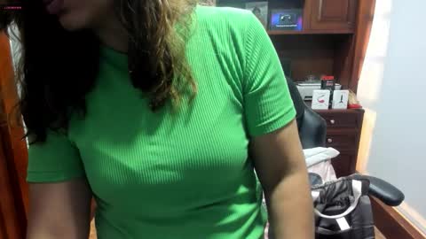 Snapshot of sexyrachel_ chatting on 11-04-25, 12:04 R A C H E L online show from 11-04-25, 12:04