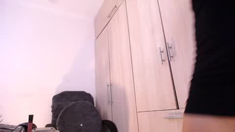 Snapshot of sexyshemale4uxxx chatting on 12-04-24, 06:33    online show from 12-04-24, 06:33