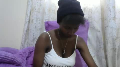 Snapshot of sexytinyy chatting on 12-17-25, 10:32 maria online show from 12-17-25, 10:32