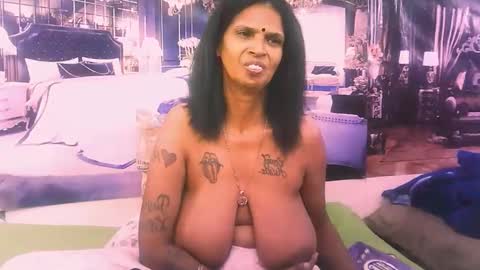 Snapshot of sexyva4u2luv chatting on 10-26-25, 01:33 sexyva4u2luv online show from 10-26-25, 01:33