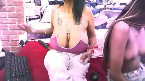 Snapshot of sexyva4u2luv chatting on 11-25-25, 07:19 sexyva4u2luv online show from 11-25-25, 07:19