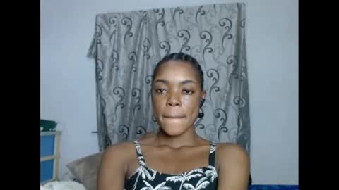 Snapshot of sexyxbunnyxx chatting on 02-05-25, 10:22 Blue online show from 02-05-25, 10:22