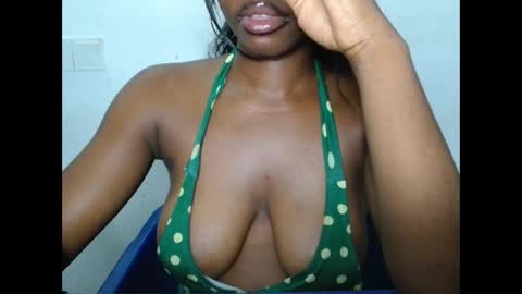 Snapshot of sexyxbunnyxx chatting on 03-10-26, 12:15 Blue online show from 03-10-26, 12:15