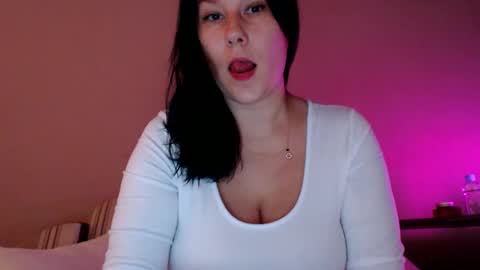 Snapshot of shakeit_good chatting on 10-05-25, 06:12 Mila online show from 10-05-25, 06:12