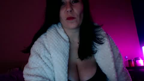 Snapshot of shakeit_good chatting on 10-24-25, 06:21 Mila online show from 10-24-25, 06:21