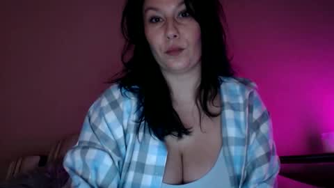 Snapshot of shakeit_good chatting on 11-11-25, 11:10 Mila online show from 11-11-25, 11:10