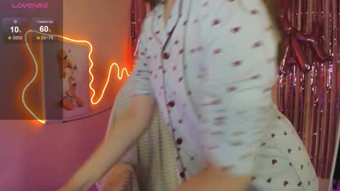 Vivian online show from 12-19-25, 04:36