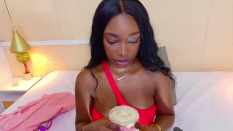 Snapshot of shamira_moore chatting on 02-26-25, 12:05 Catalina online show from 02-26-25, 12:05