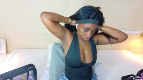 Snapshot of shamira_moore chatting on 10-18-25, 01:45 Catalina online show from 10-18-25, 01:45