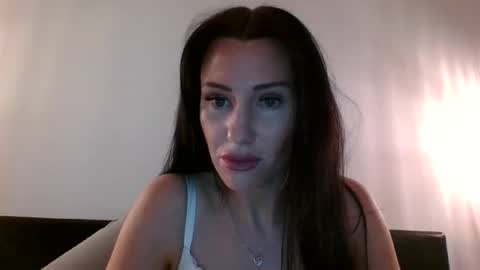 Annaleseee online show from 10-17-25, 02:19