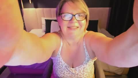 Snapshot of shannonshine chatting on 05-20-26, 05:02 Shannon online show from 05-20-26, 05:02