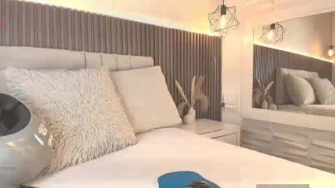 SHANON online show from 12-20-25, 04:58