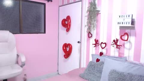 Snapshot of shantal_luw chatting on 09-19-25, 09:15 shantal online show from 09-19-25, 09:15