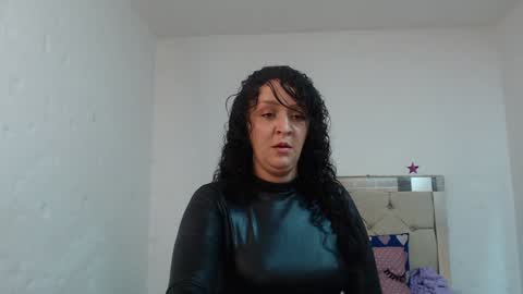 Snapshot of sharlotte__jones chatting on 01-14-25, 07:00 Sara online show from 01-14-25, 07:00